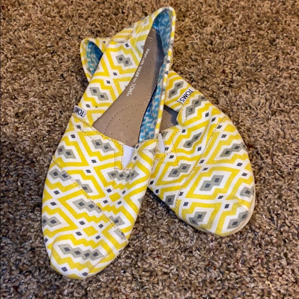 Gray and Yellow Toms 7.5